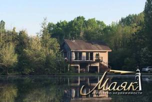 Дом в пригороде Парижа.