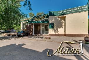 Здание в центре города на бульваре Шевченко.