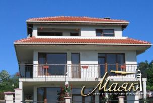 Коттедж находится на высоте 140 м над уровнем моря, в одном из самых популярных районов Варны и предлагает превосходную морскую панораму с видом на мыс Калиакра