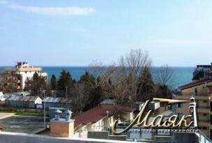 Местоположение: Уютное здание, которое находится в 50 м от моря и в 10 минутах ходьбы от центра Несебра