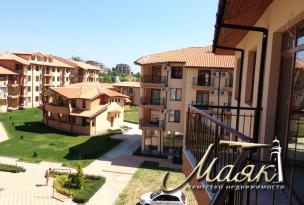 Комплекс состоит из 10 зданий и трех таунхаусов и предлагает студии, квартиры с одной и двумя спальнями, квартиры на двух уровнях, типа мезонина и самостоятельные дома