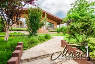 Дом, построенный по уникальному проекту в живописном уголке на берегу Днепра.