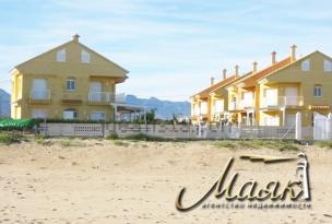 Таунхаус в элитной урбанизации на первой береговой линии