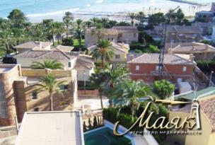 Продается и сдается в аренду двухэтажная вилла на берегу Средиземного моря, в шаговой доступности Лазурный берег