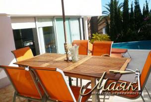 Продается и сдается в аренду двухэтажная вилла на берегу Средиземного моря, в шаговой доступности Лазурный берег