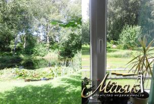 Предлагается к продаже прекрасная двухэтажная усадьба в г. Науйойи-Акмяне, Литва