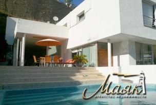 Продается и сдается в аренду двухэтажная вилла на берегу Средиземного моря, в шаговой доступности Лазурный берег