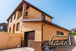 Предлагается к продаже двухэтажный дом на Великом Лугу с видом на Днепр.