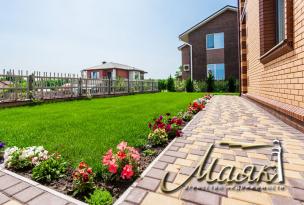 Предлагается к продаже двухэтажный дом на Великом Лугу с видом на Днепр.