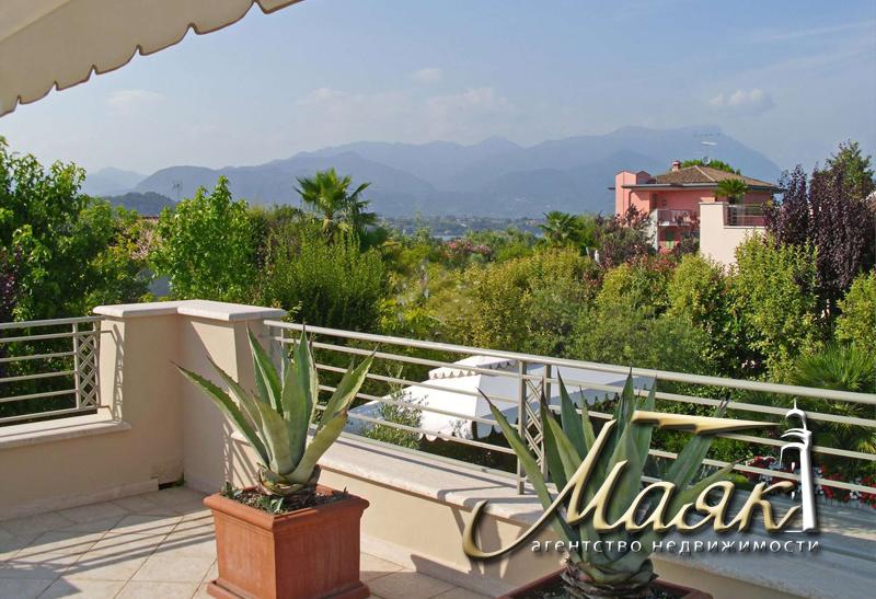 Вилла с бассейном.