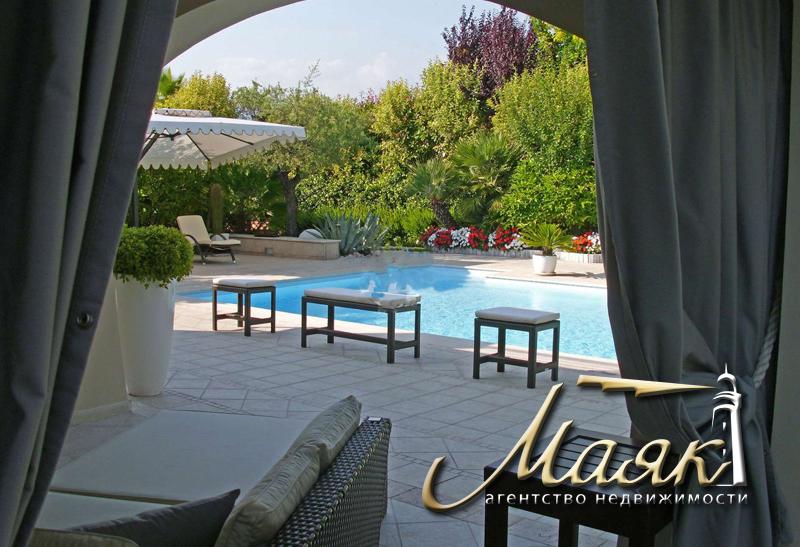 Вилла с бассейном.