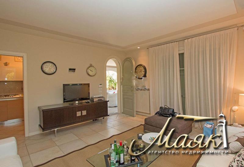 Вилла с бассейном.