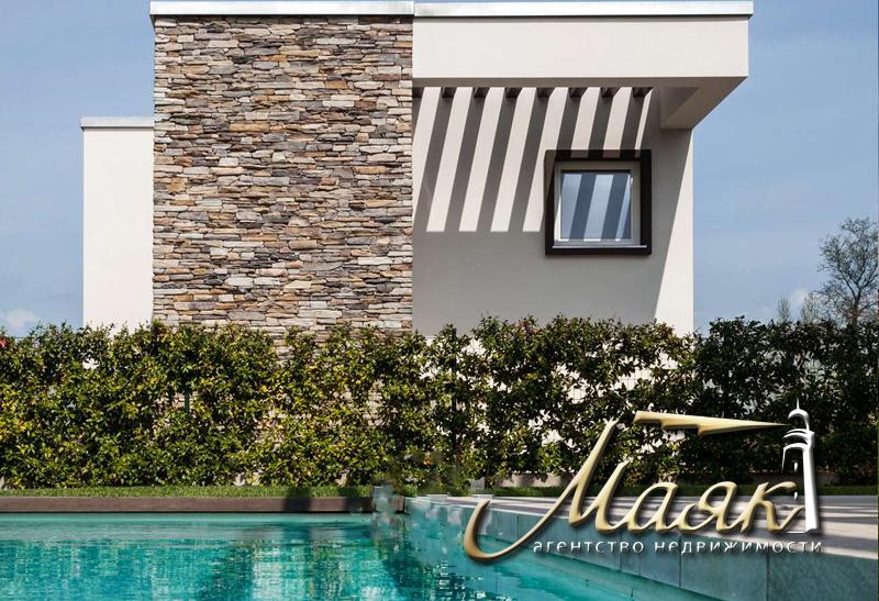 Виллы в современном стиле с большим садом и частным бассейном.