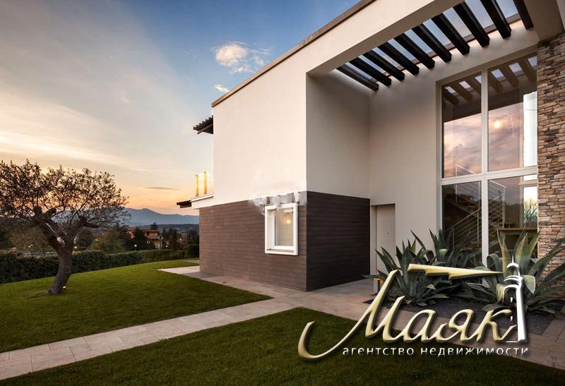 Виллы в современном стиле с большим садом и частным бассейном.