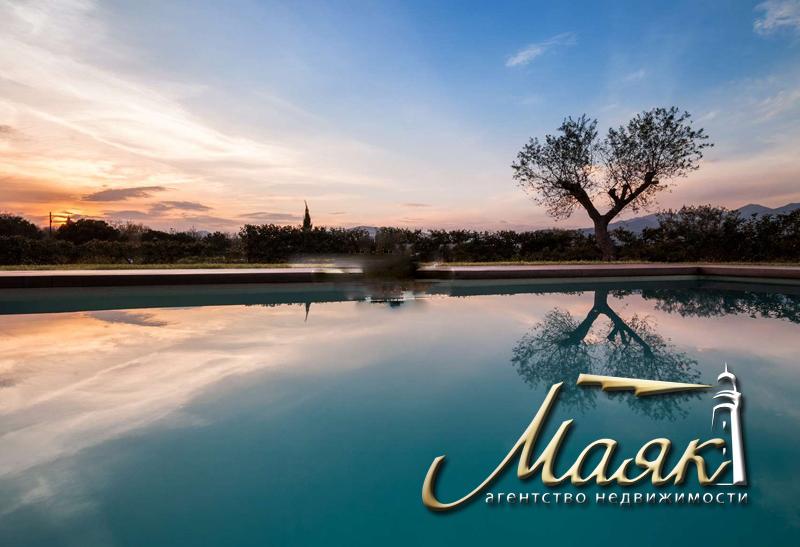 Виллы в современном стиле с большим садом и частным бассейном.