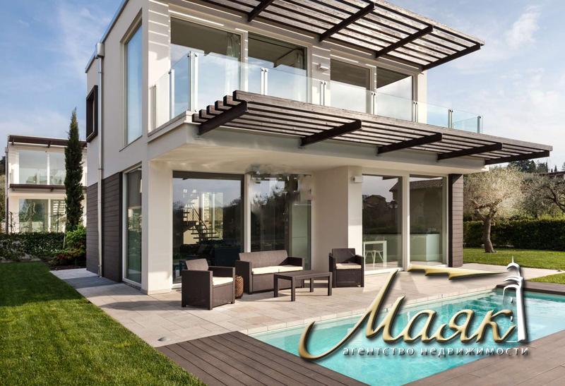 Виллы в современном стиле с большим садом и частным бассейном.