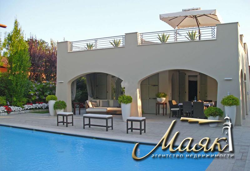 Вилла с бассейном.