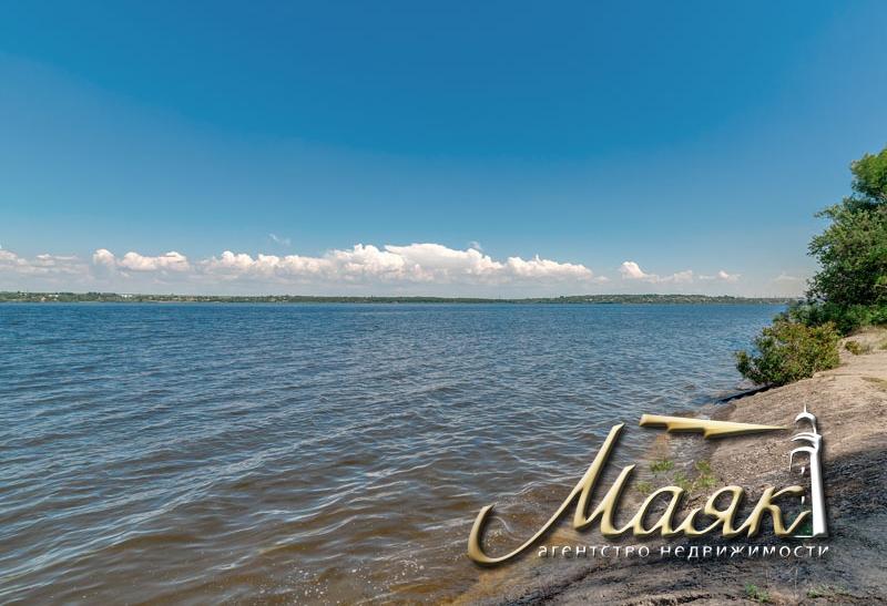 Участок с выходом к Днепру.