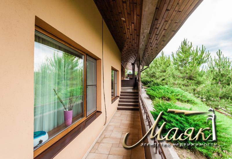 Дом, построенный по уникальному проекту в живописном уголке на берегу Днепра.