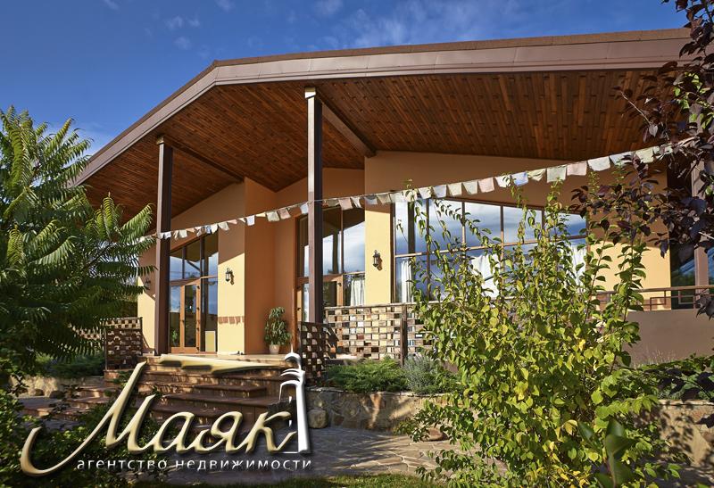 Дом, построенный по уникальному проекту в живописном уголке на берегу Днепра.