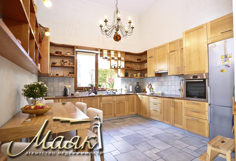 Дом, построенный по уникальному проекту в живописном уголке на берегу Днепра.