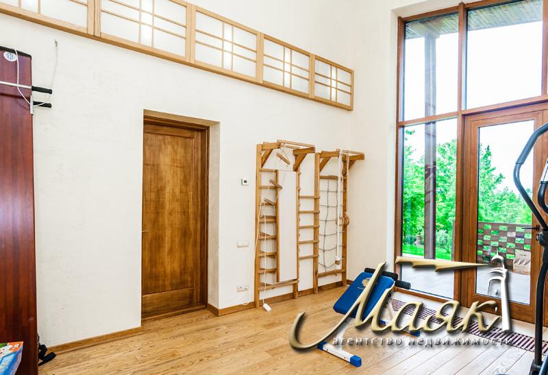 Дом, построенный по уникальному проекту в живописном уголке на берегу Днепра.