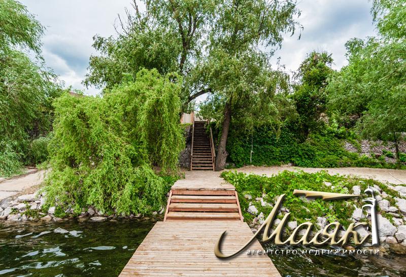 Дом, построенный по уникальному проекту в живописном уголке на берегу Днепра.