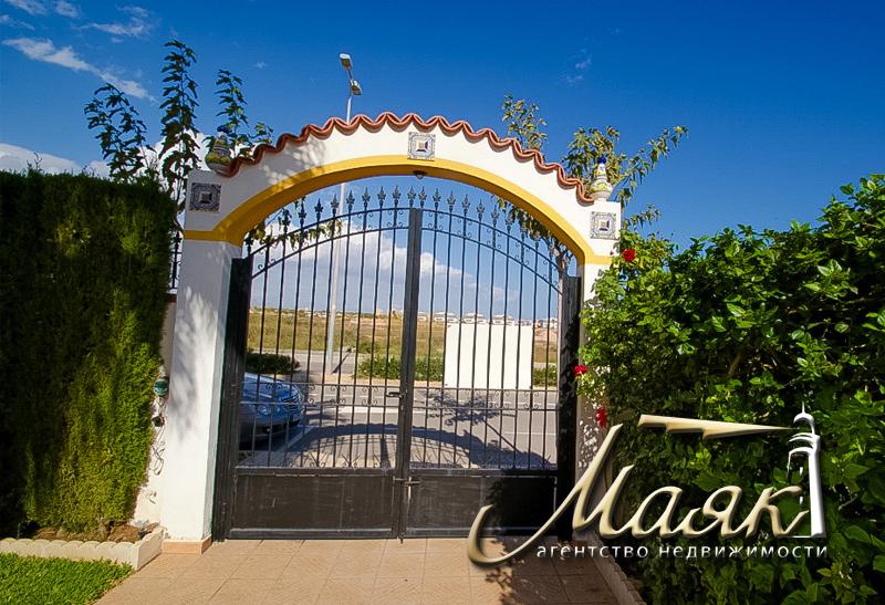 В продаже смежный дом в престижном месте – Торре де ла Орадада (побережье Ориуэла – Коста Бланка)