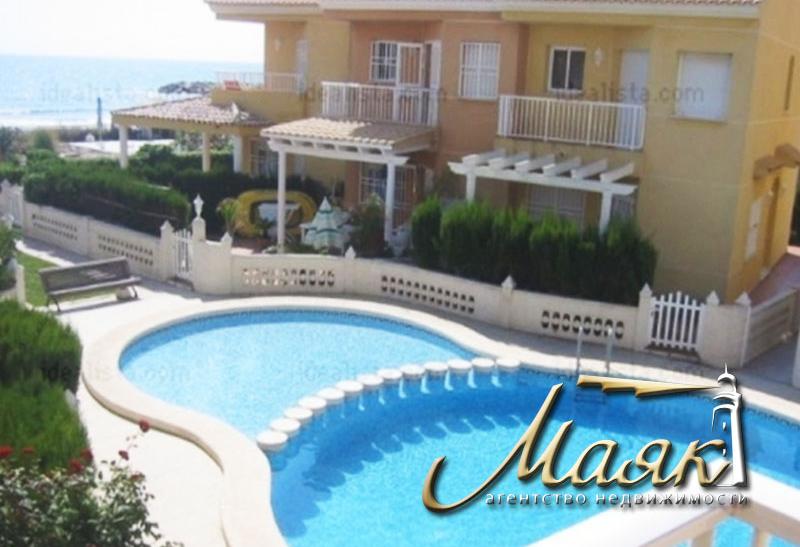 Таунхаус в элитной урбанизации на первой береговой линии