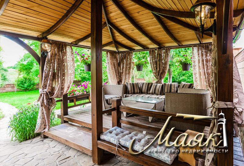 Дом, построенный по уникальному проекту в живописном уголке на берегу Днепра.