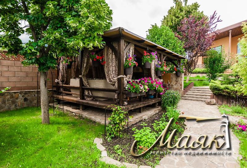 Дом, построенный по уникальному проекту в живописном уголке на берегу Днепра.