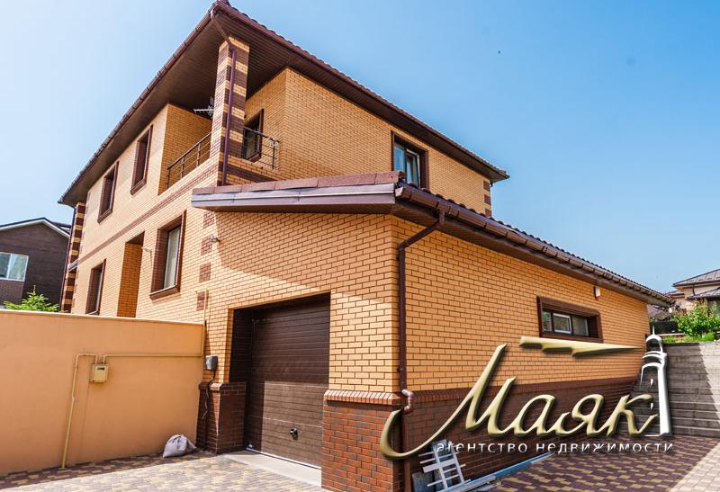 Предлагается к продаже двухэтажный дом на Великом Лугу с видом на Днепр.