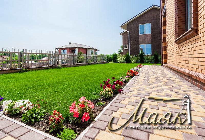 Предлагается к продаже двухэтажный дом на Великом Лугу с видом на Днепр.