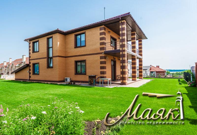 Предлагается к продаже двухэтажный дом на Великом Лугу с видом на Днепр.