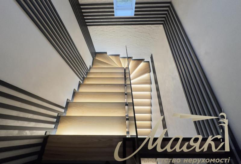 Продаж 2-поверхового будинку 