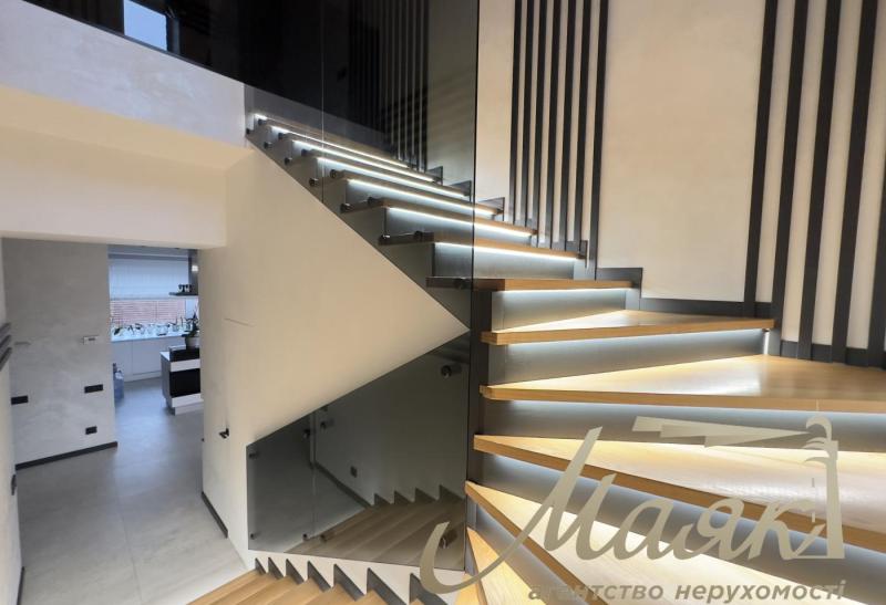 Продаж 2-поверхового будинку 