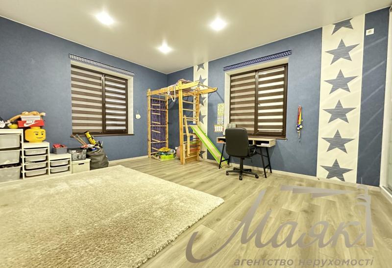 Продаж 2-поверхового будинку