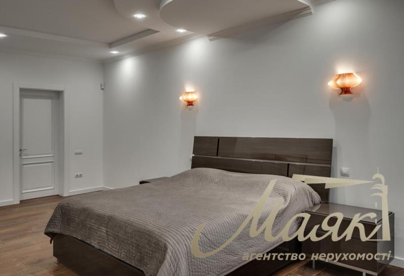 Шикарний будинок у центрі Бородинського мікрорайону.