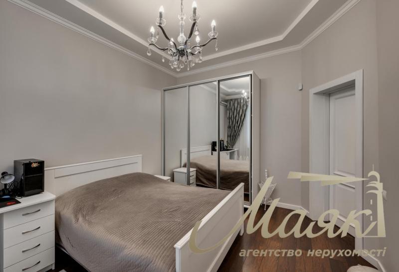 Шикарний будинок у центрі Бородинського мікрорайону.