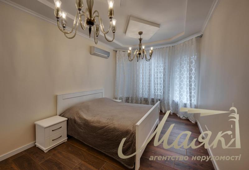 Шикарний будинок у центрі Бородинського мікрорайону.