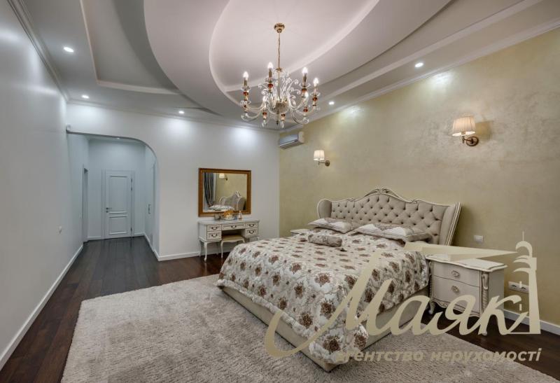 Шикарний будинок у центрі Бородинського мікрорайону.