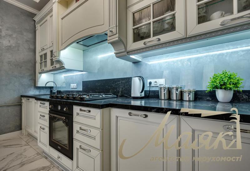 Шикарний будинок у центрі Бородинського мікрорайону.